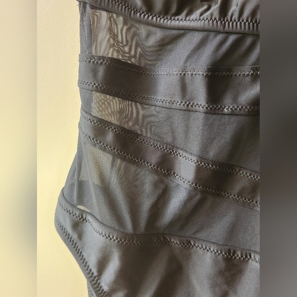 Shade And Shore Size Small 4-6 Black One-Shoulder Swimsuit NWT Women's - Picture 3 of 6